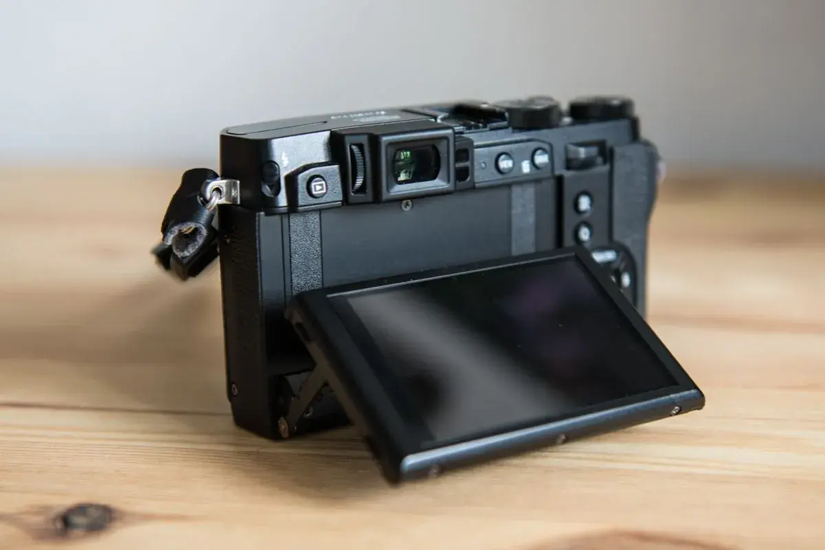 Tył aparatu Fujifilm X30 z uchylnym ekranem i wizjerem.