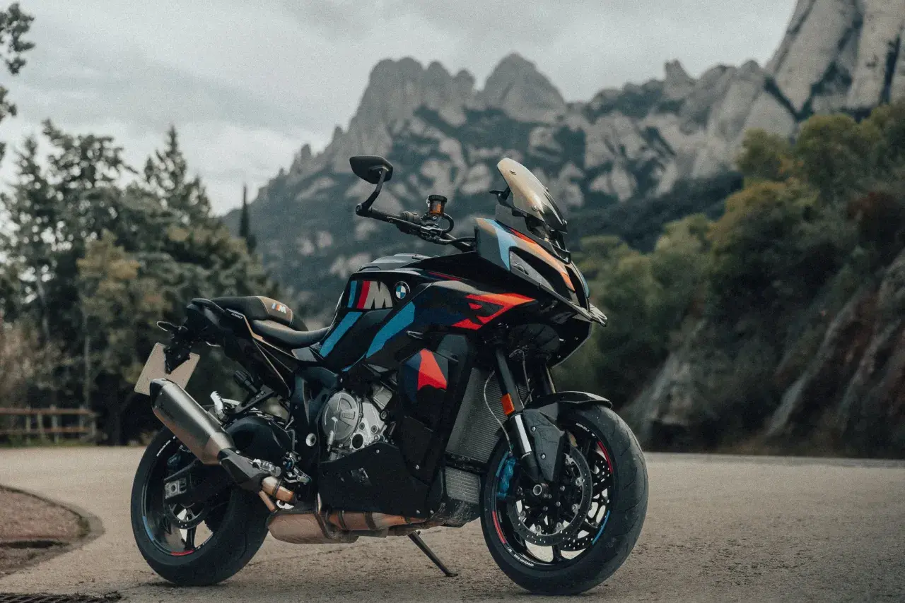 Die BMW M1000XR steht bereit für Abenteuer vor einer beeindruckenden Bergkulisse.