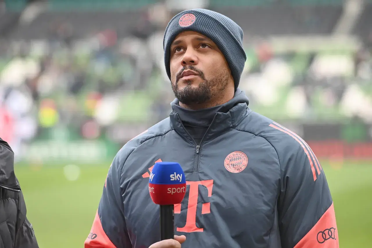 Trener Bayernu Monachium w czapce i kurtce z logo klubu, trzymający mikrofon Sky Sport. Czekamy na kolejne bayern monachium transfery.