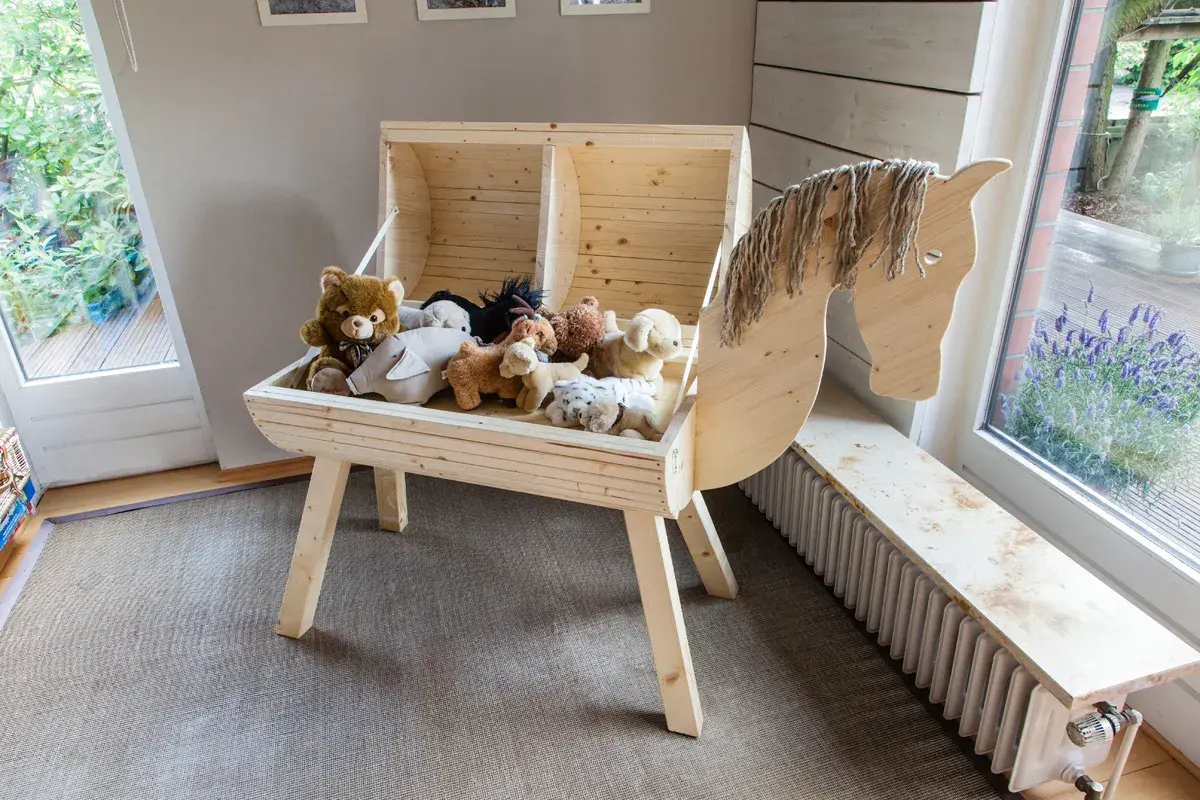 Ein selbstgebautes Holzpferd mit Spielzeug. Ein schönes Projekt, um holzpferd selber bauen zu lernen und ein tolles Spielzeug für Kinder zu schaffen.