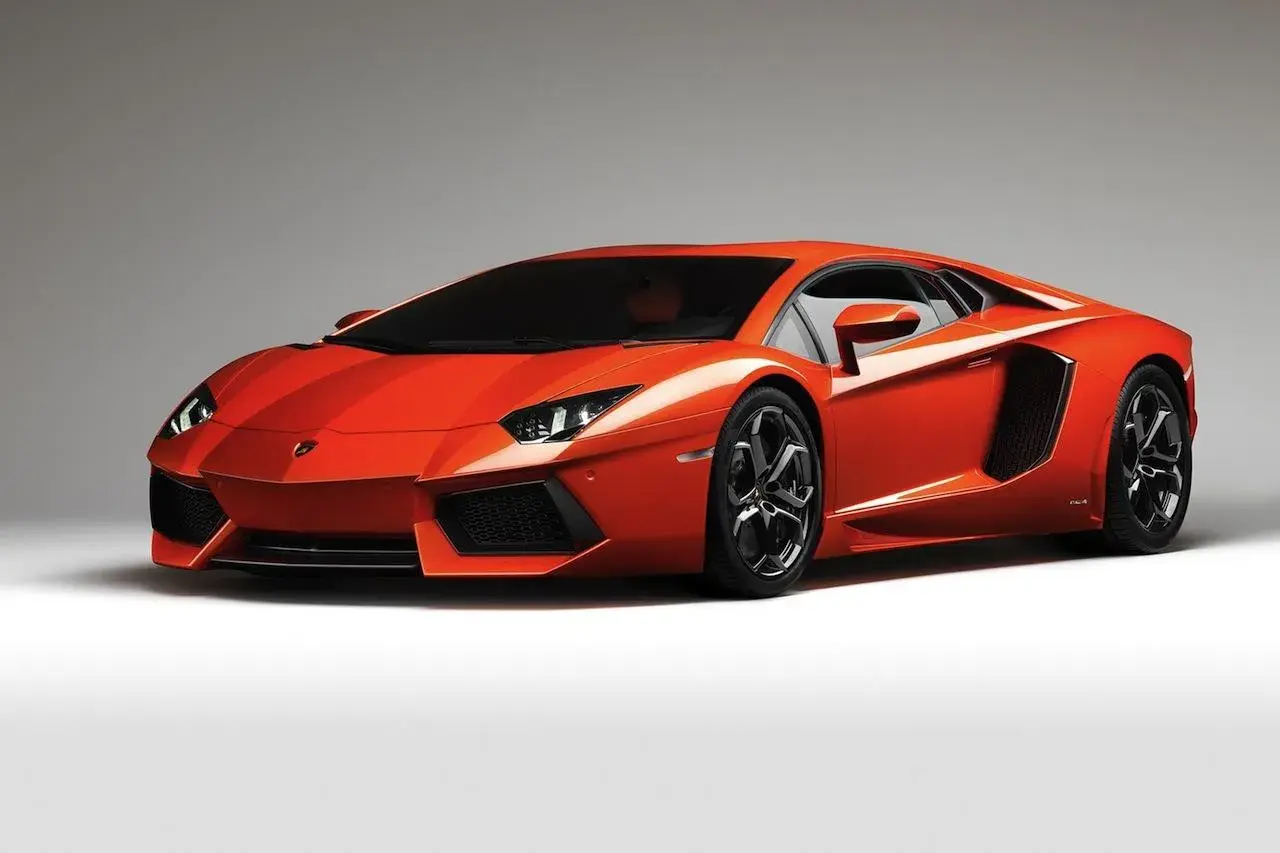 Pomarańczowy Lamborghini Aventador, bez wątpienia najładniejsze auto na świecie, prezentuje swoje ostre linie i agresywną sylwetkę.