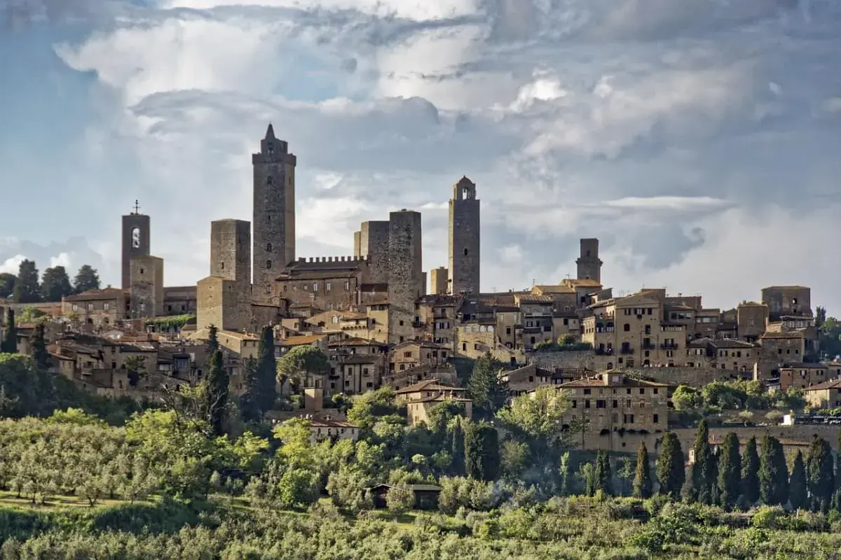 Torri medievali svettano su San Gimignano, un borgo da sogno. Un invito a visitare San Gimignano per un viaggio nel tempo.