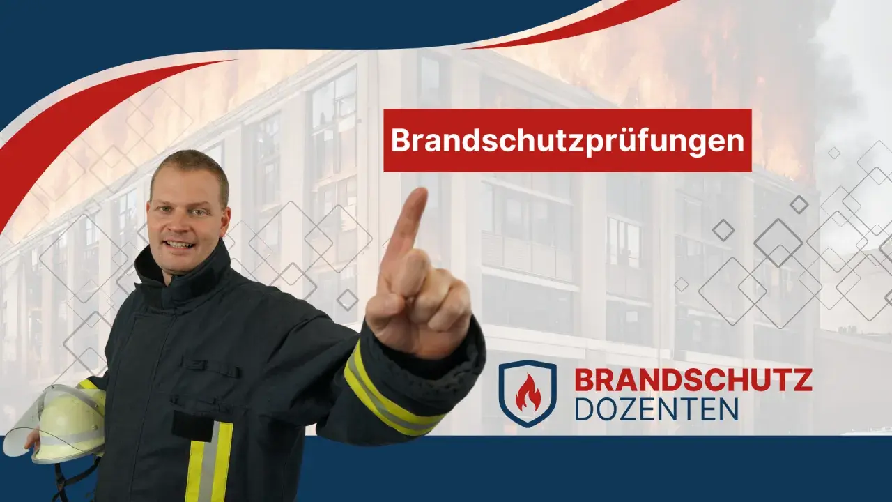 Brandschutzprüfungen nach DIN EN ISO 11925-2: Ein Feuerwehrmann mit Helm und in Schutzkleidung zeigt auf ein brennendes Gebäude.
