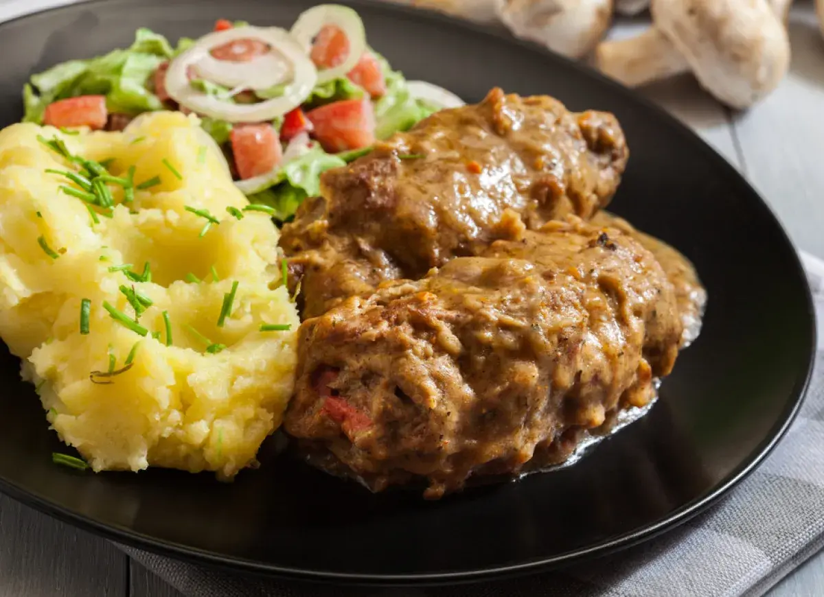 Roladki ze schabu z pieczarkami w sosie, podane z purée ziemniaczanym i sałatką. Pyszny obiad!