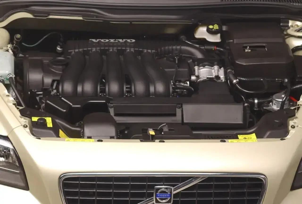 Silnik Volvo V40 D2 z widocznym kolektorem dolotowym i napisem VOLVO.