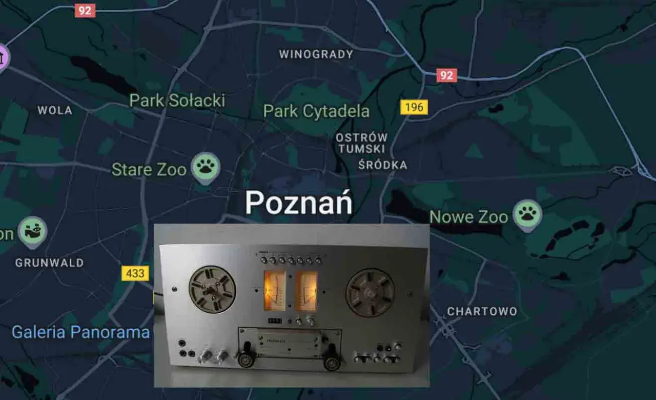 Stary magnetofon szpulowy na tle mapy Poznania, z zaznaczonymi dzielnicami jak Grunwald, Wola, Stare Zoo i Nowe Zoo.