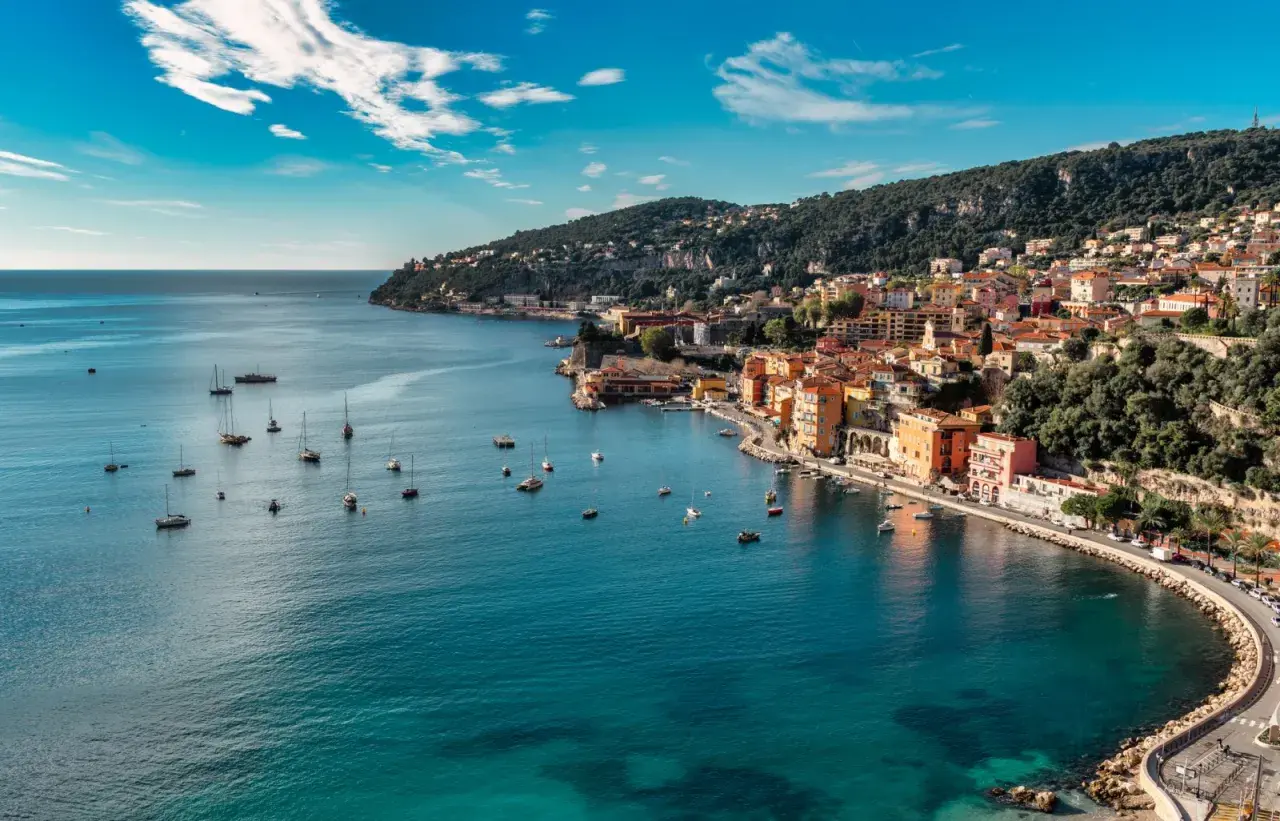 Bunte Häuser am türkisfarbenen Meer, Boote im Hafen – hier sind die Côte d'Azur Geheimtipps für Ihren Traumurlaub.