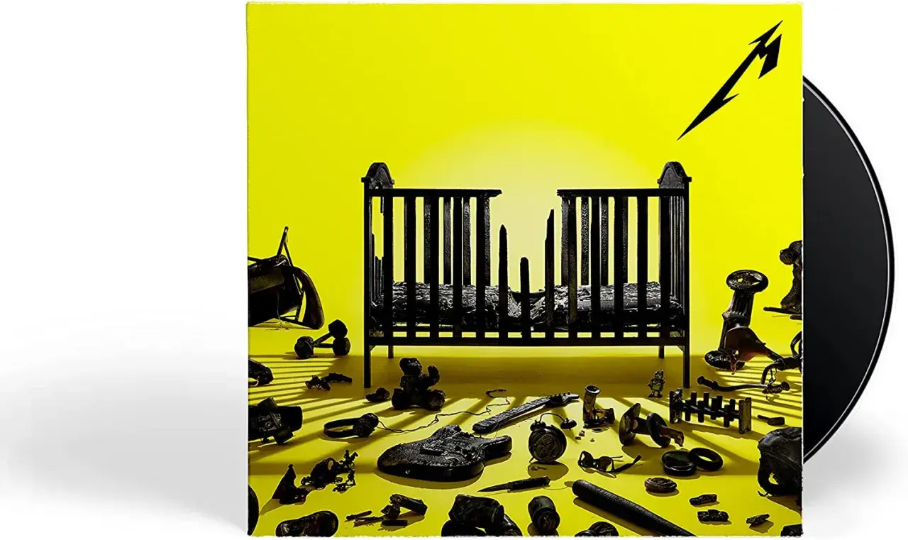 Okładka albumu Metallica "72 Seasons" z czarnymi zabawkami i zniszczonym łóżeczkiem na żółtym tle.