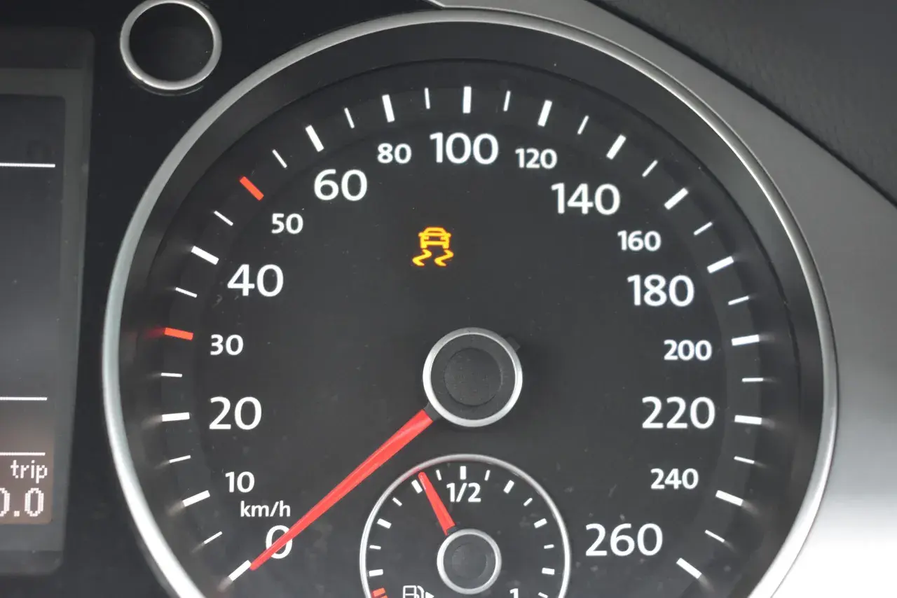 Cruscotto auto con spia ESC accesa, indicante un problema al sistema di controllo stabilità. Velocità a 0 km/h.