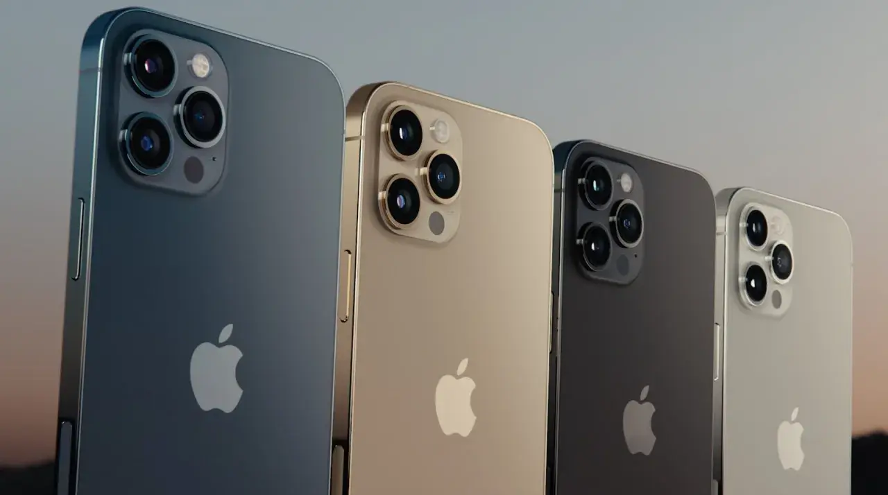 Cztery iPhone'y 12 Pro w różnych kolorach: grafitowym, złotym, ciemnoszarym i srebrnym. Zastanawiasz się, ile ramu ma iPhone 12 Pro?