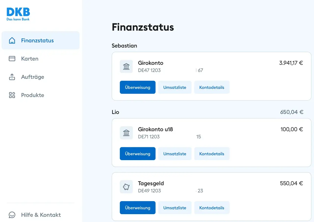 Übersicht über das DKB Gehaltskonto und weitere Konten von Sebastian und Lio. Anzeige von Kontoständen und Optionen wie Überweisung.