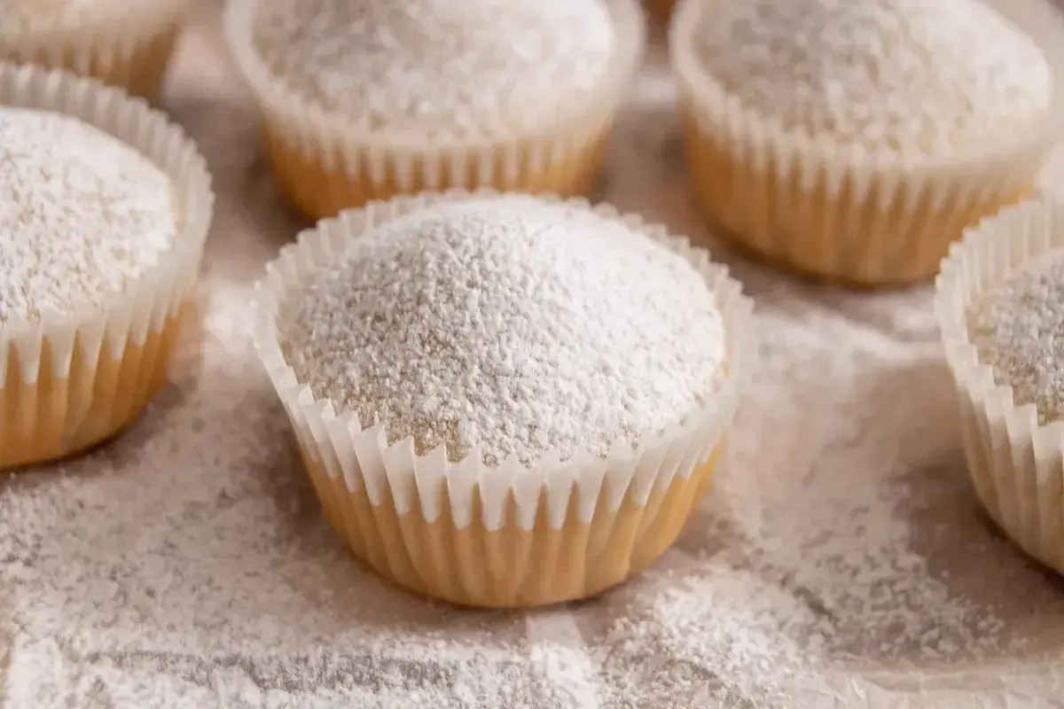 Muffin senza uova, soffici e dolci, cosparsi di zucchero a velo. Perfetti per una colazione leggera o una merenda golosa.