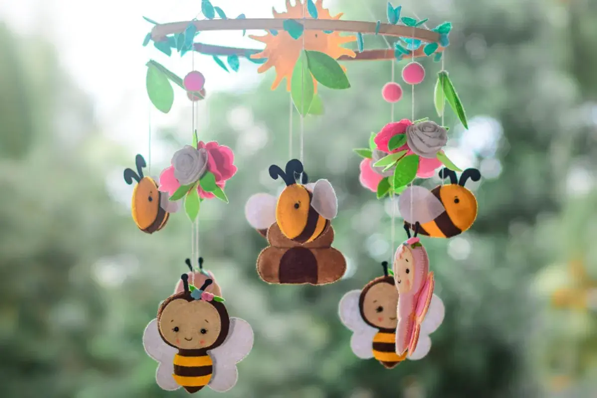Ein niedliches Mobile zum Thema Bienen und Blumen, perfekt zum mobile basteln für das Kinderzimmer.