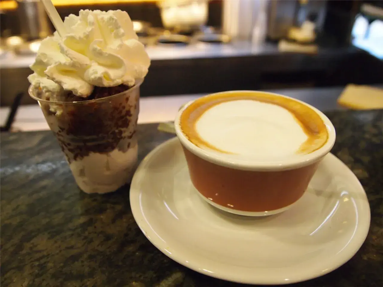 Deser z bitą śmietaną i kawa latte, jakby zrobione z tazza d'oro.