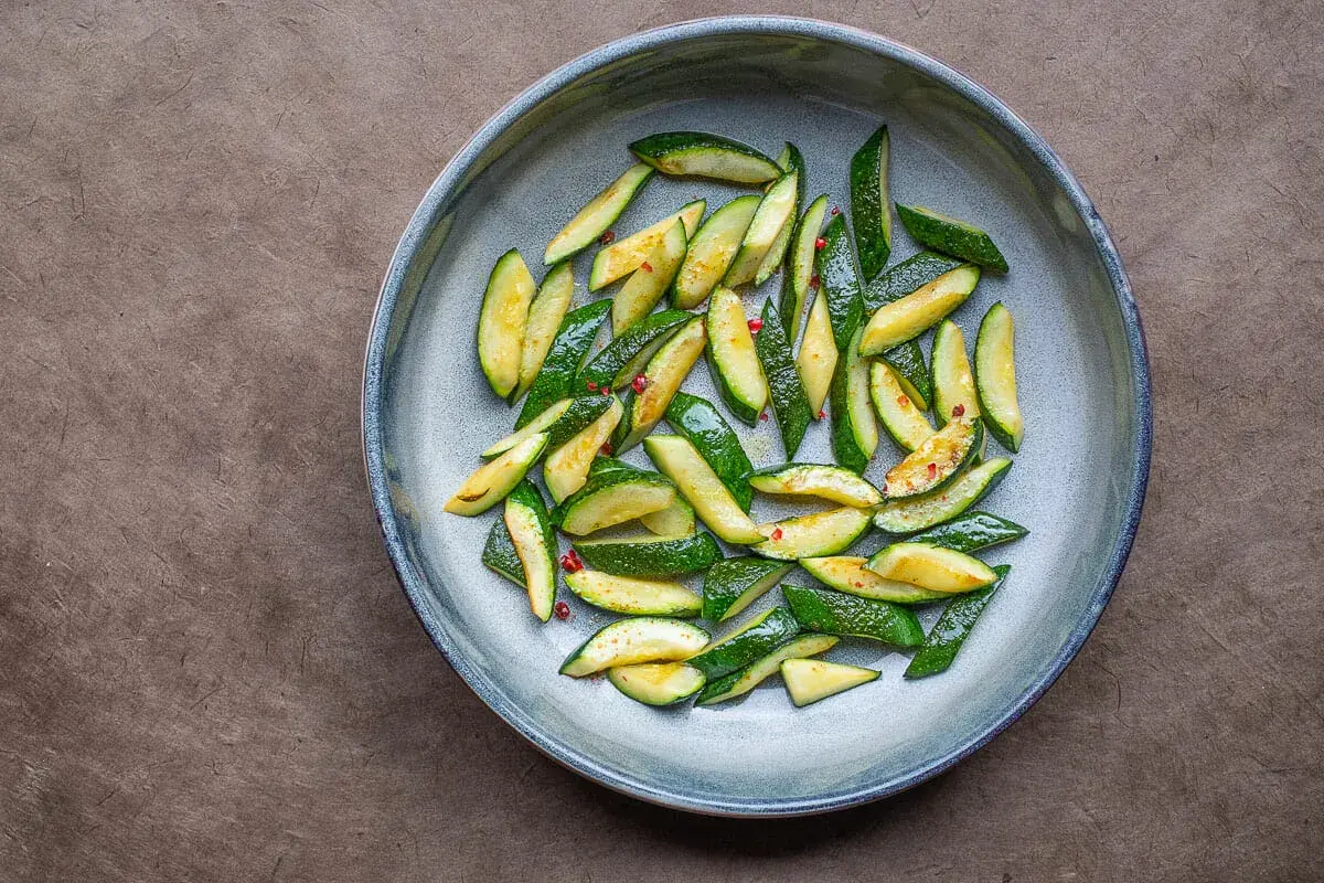 Gebratene Zucchinischeiben mit roten Pfefferflocken, eine einfache Idee für zucchini rezepte.