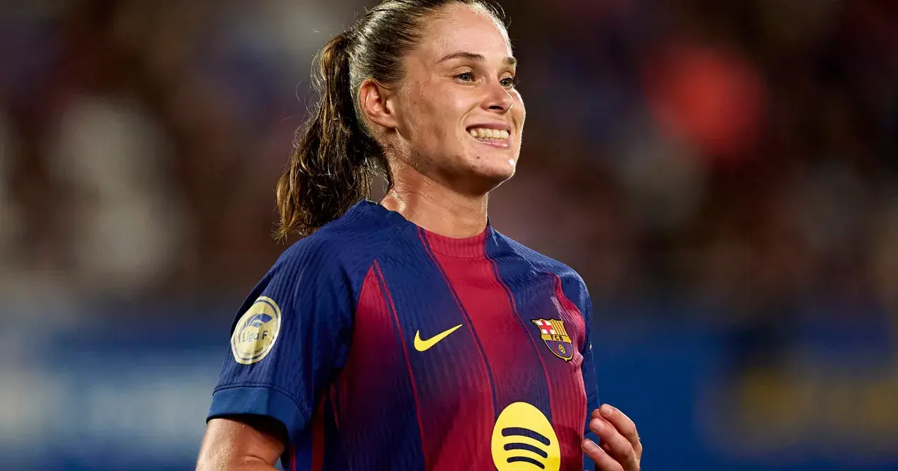 Piłkarka FC Barcelona z uśmiechem na twarzy, marząca o zdobyciu złotej piłki kobiet.