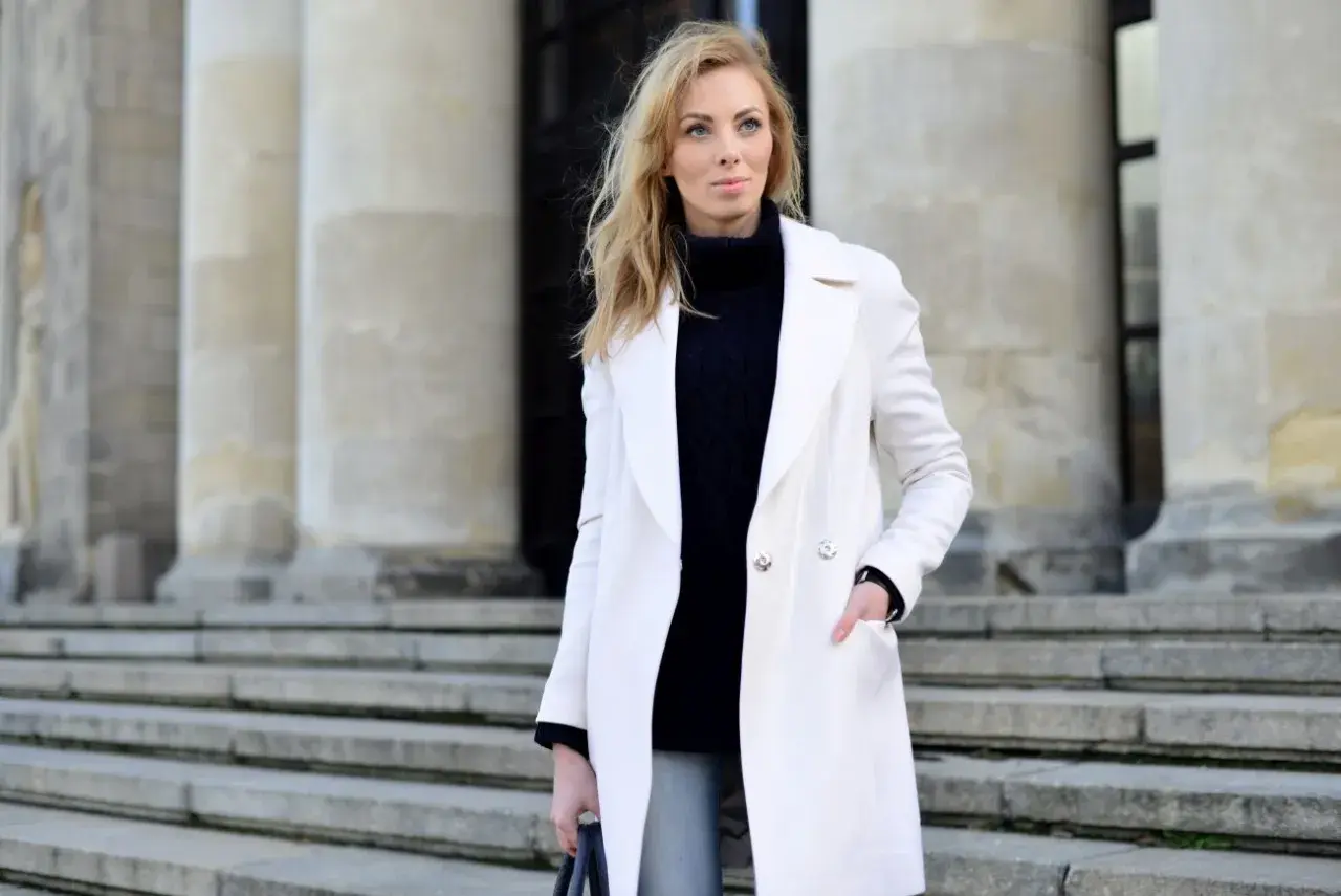 Biały płaszcz: Stylizacje, które odmienią Twój look! Porady ekspertki