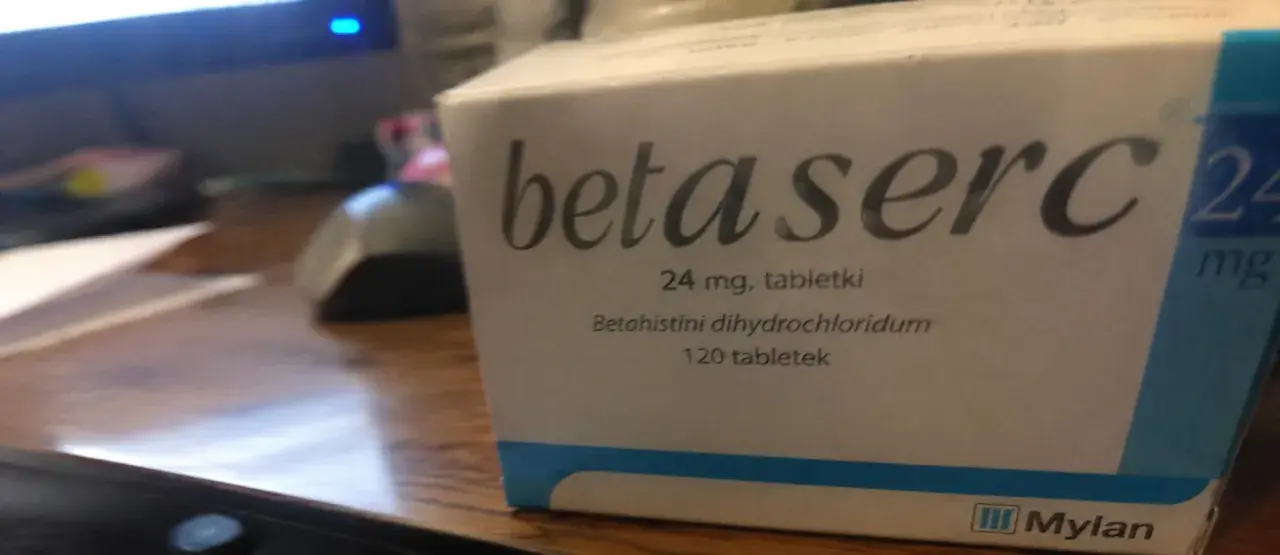Opakowanie leku Betaserc 24 mg, który pomaga w leczeniu zawrotów głowy i szumów usznych.