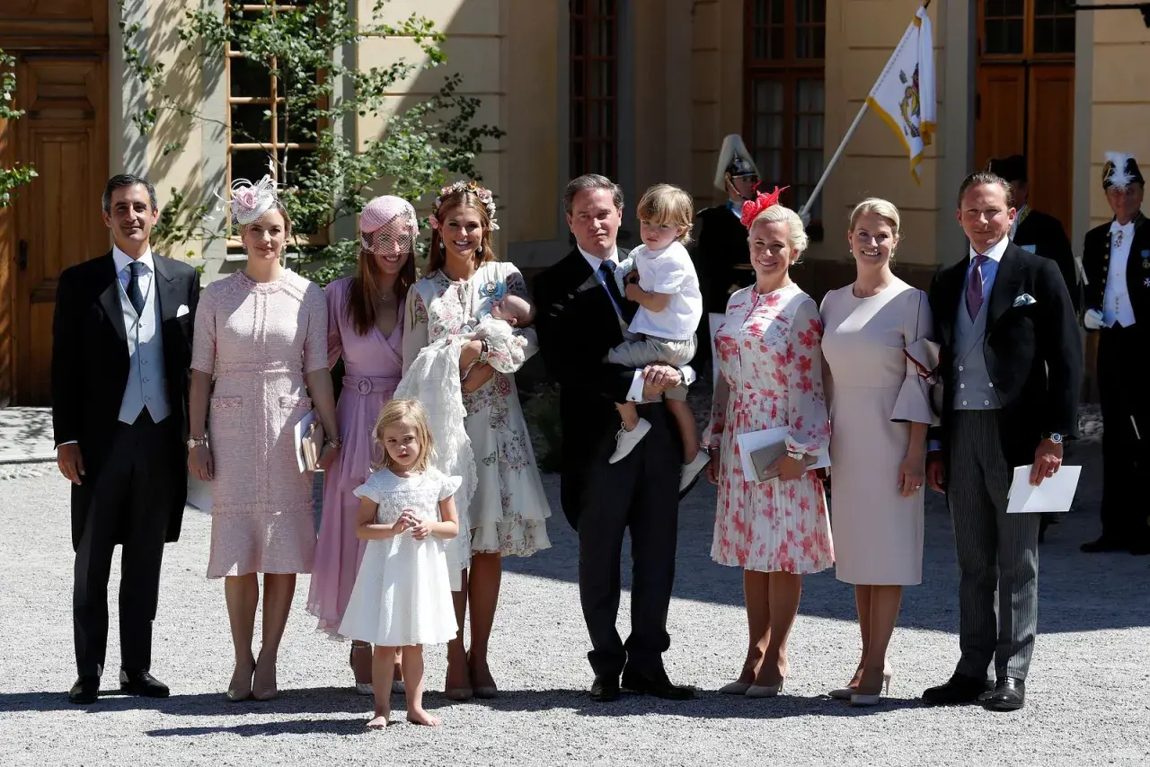 Familie feiert Taufe. Elegante Outfits, die zeigen, was zur Taufe anziehen: zarte Pastelltöne und festliche Kleider.