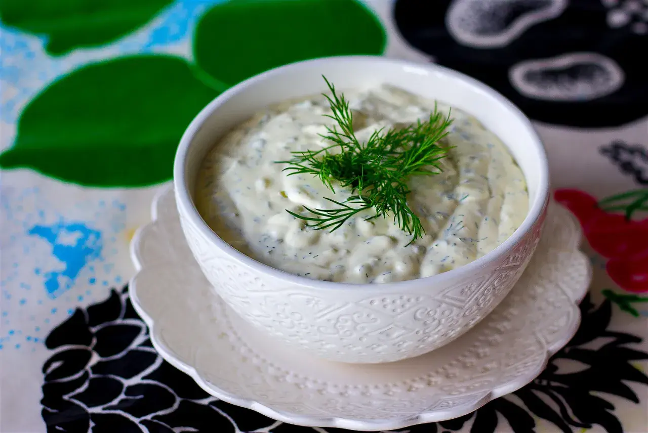 Krämig sås med dill, perfekt som skolans fisksås till sillen.