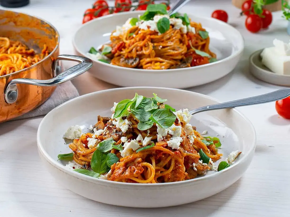 Enkel och god one pot pasta med tomatsås, svamp och fetaost. Serveras med färsk basilika.