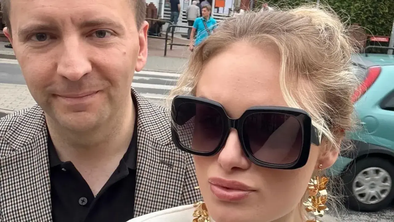 Marianna Schreiber z mężem na spacerze. Ona w okularach i złotych kolczykach, on w marynarce w kratę.