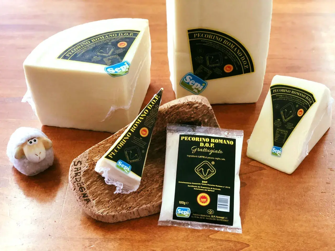 Ser pecorino romano DOP w kawałkach i starty, obok owieczki. Idealny do makaronu.
