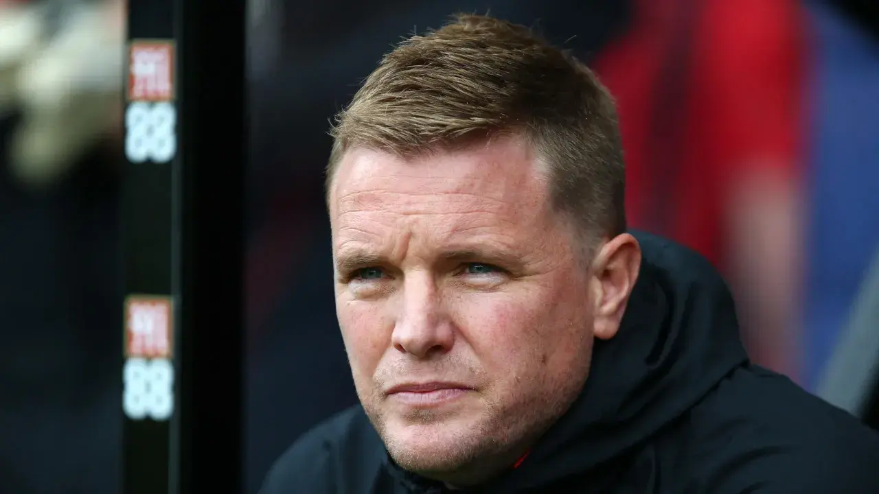 Eddie Howe, trener Newcastle, zamyślony podczas meczu.