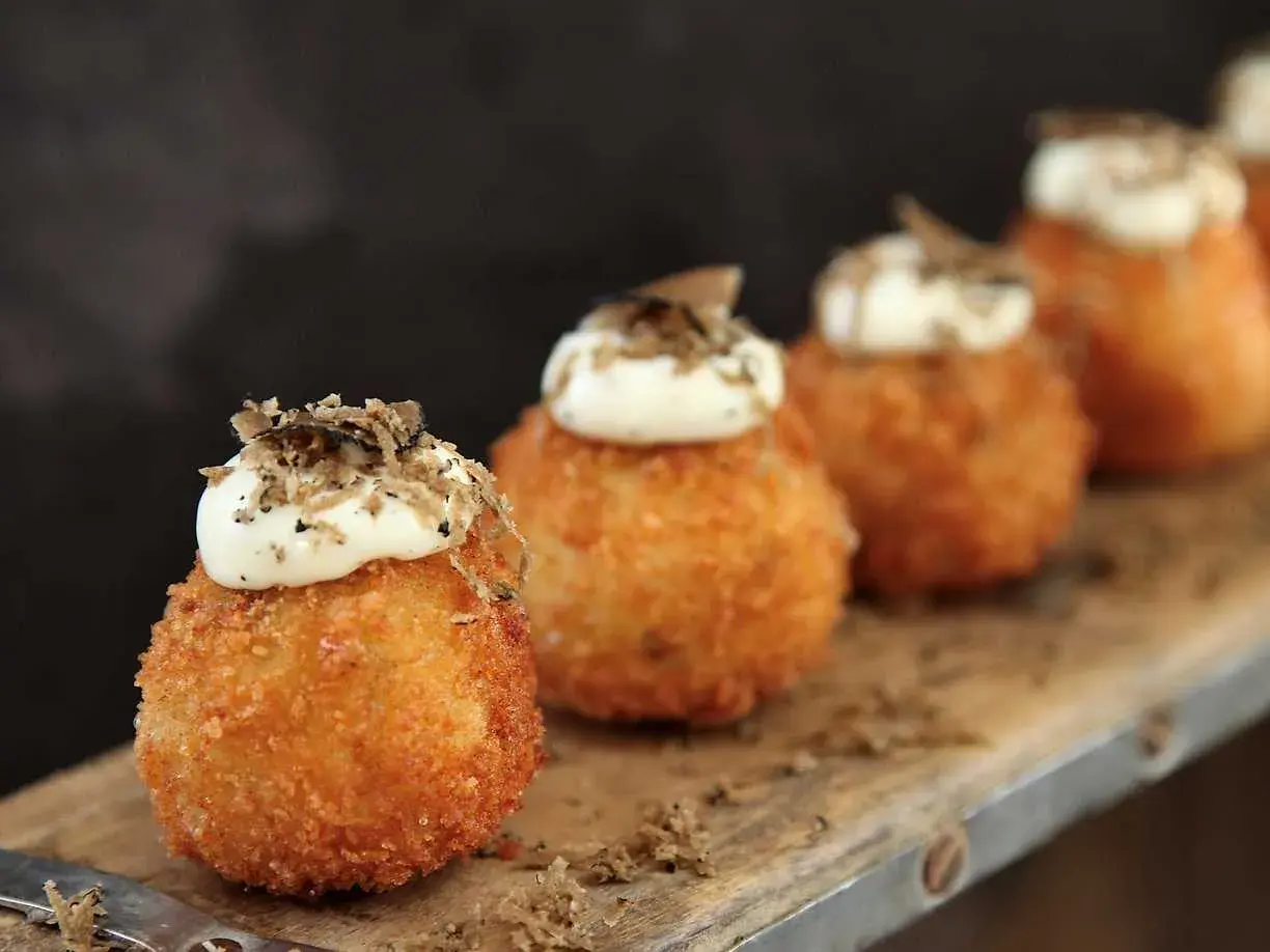 Krispiga arancini med tryffel, en perfekt förrätt eller tilltugg. Ett enkelt arancini recept att följa.