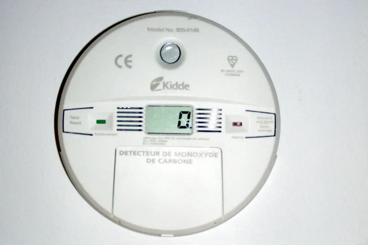 Détecteur de monoxyde de carbone Kidde. L'écran affiche "0", indiquant le fonctionnement normal et comment fonctionne un détecteur de monoxyde de carbone. Boutons Test/Reset et Alarme visibles.