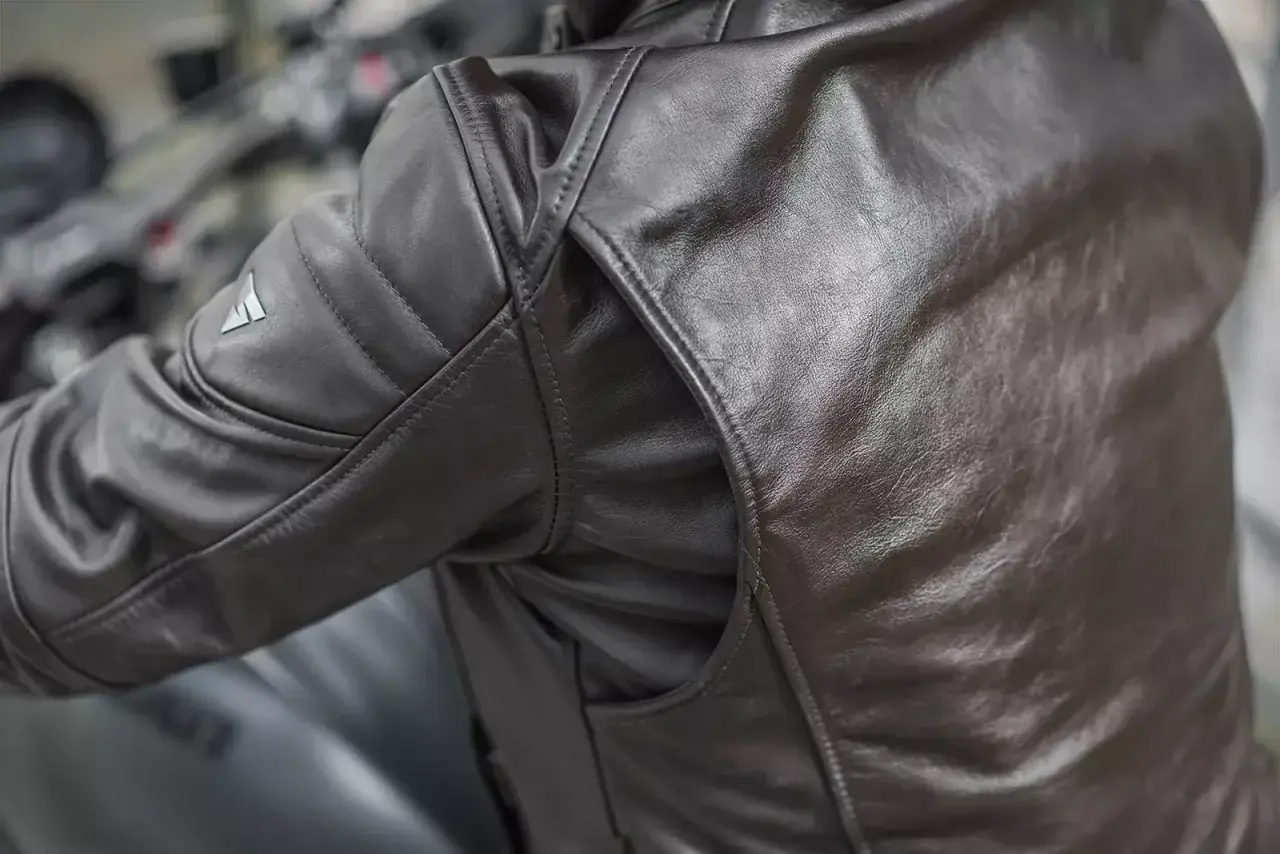 Skórzana kurtka motocyklowa Shima Blake z pikowanymi detalami na ramieniu i dyskretnym logo.