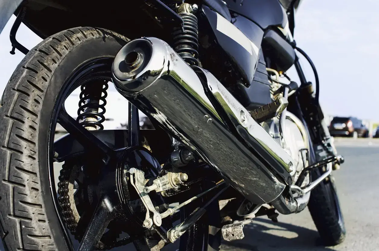 Detalle de escape cromado de motocicleta. ¿Cuánto cuesta homologar un escape para que sea legal?
