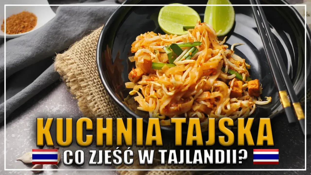 Talerz z pad thai, czyli tajskim daniem z makaronu ryżowego, kiełków fasoli mung, tofu i szczypiorku, z limonką i pałeczkami.