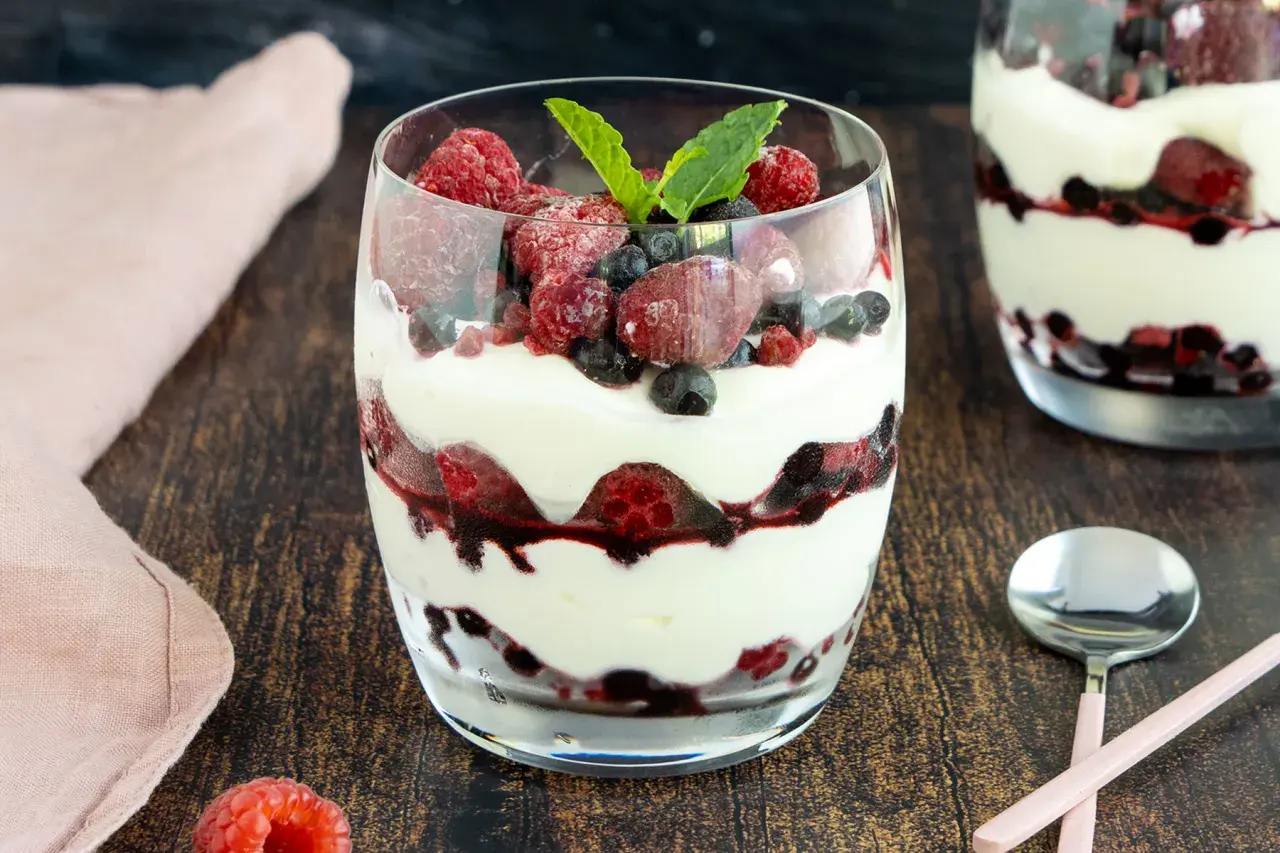 Schichtdessert mit Mascarpone, Beeren und Minze. Ein schnelles Dessert mit Mascarpone, das erfrischt und delightet.