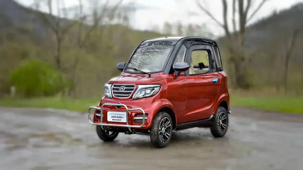 Auto rossa per disabili, un piccolo veicolo per muoversi in autonomia.