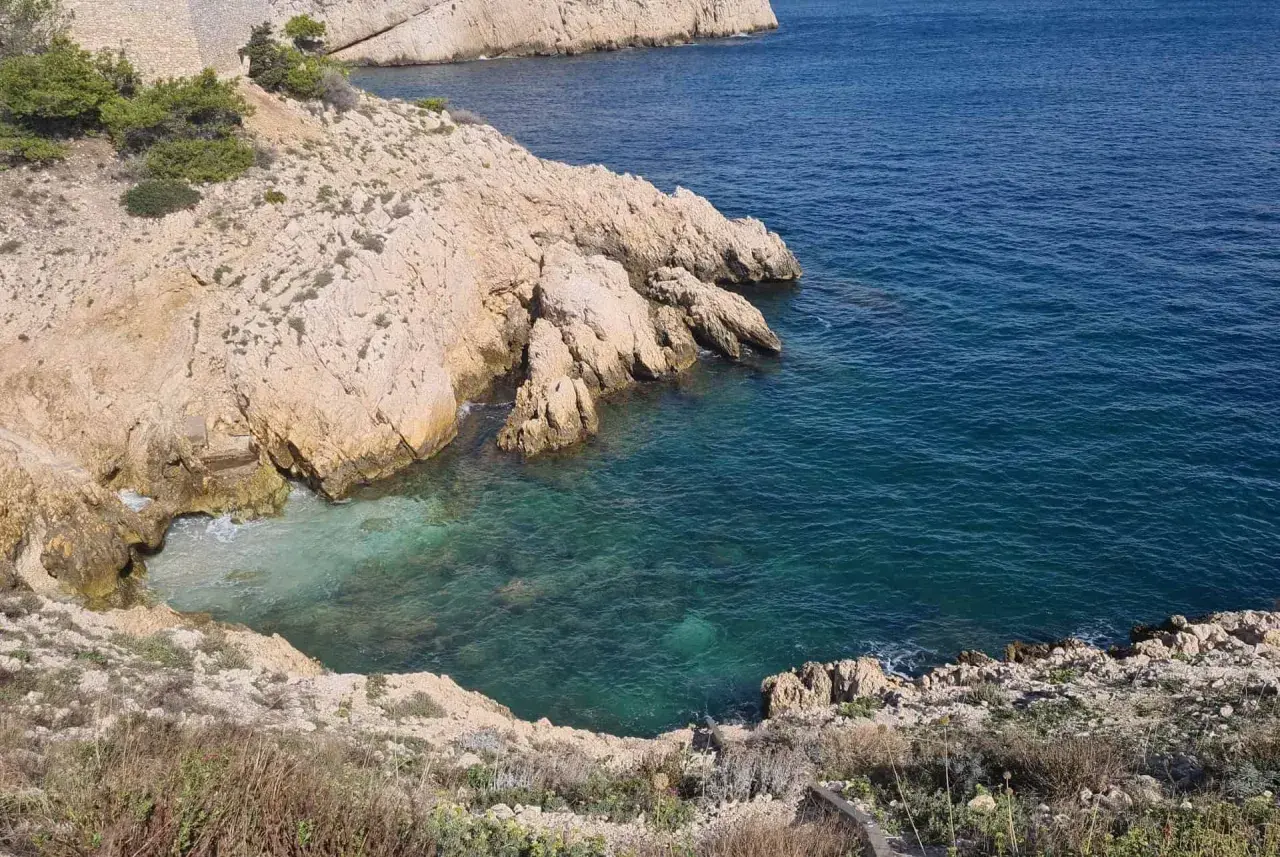 Crique rocheuse aux eaux turquoise, un coin de paradis qui pourrait bien être la plus belle plage de Marseille.