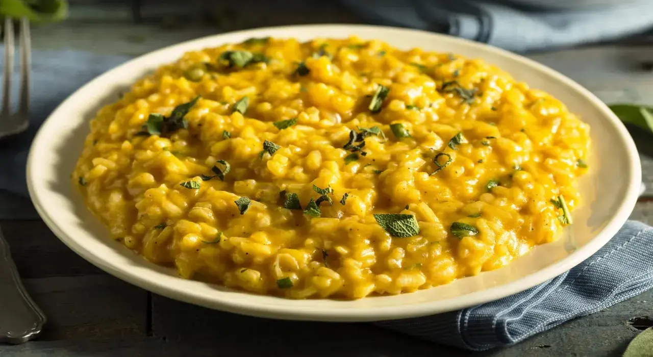 Cremiges, goldgelbes Risotto, garniert mit frischen Kräutern. Ein klassisches Risotto Rezept, das Lust auf mehr macht.