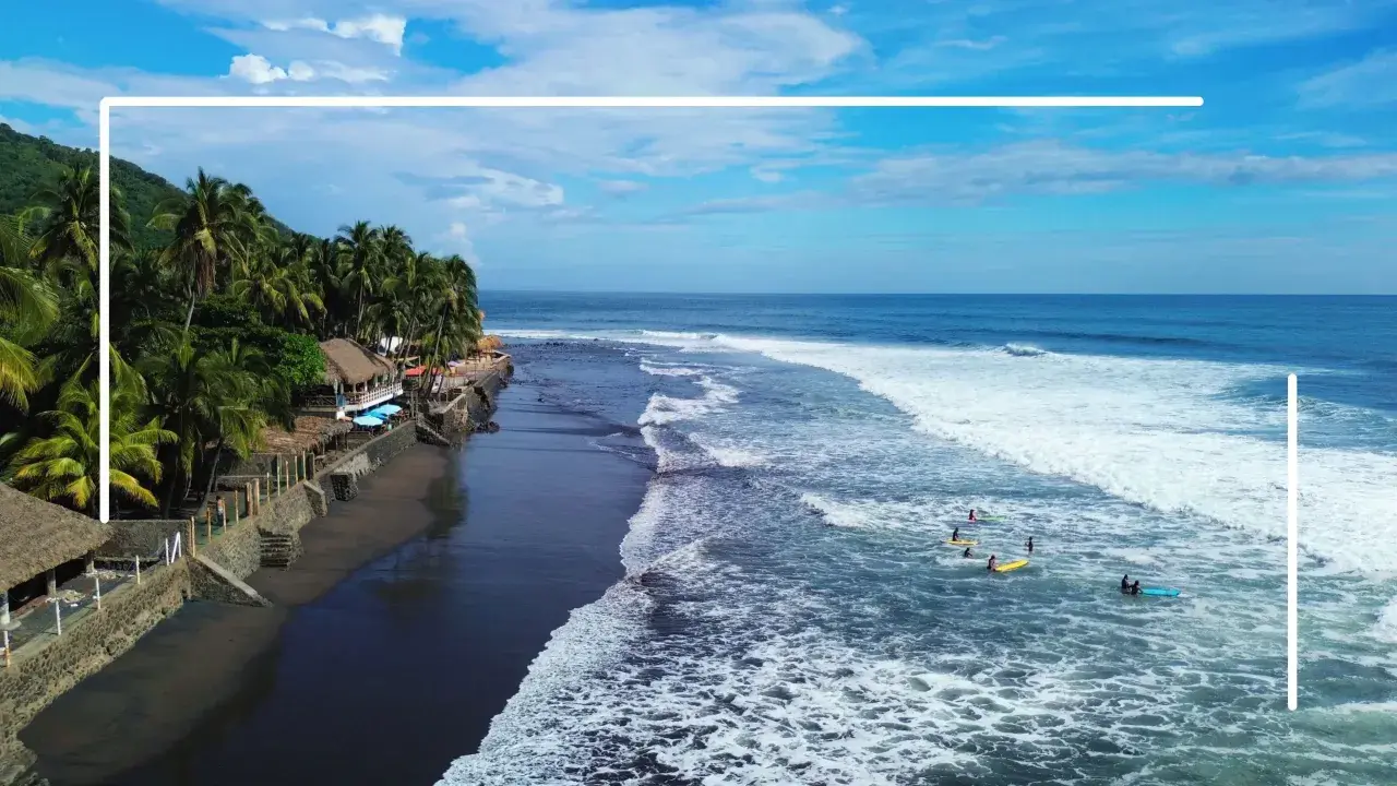 Surfer genießen die Wellen an der Küste El Salvadors. Ein Paradies für Backpacking und Wassersport.
