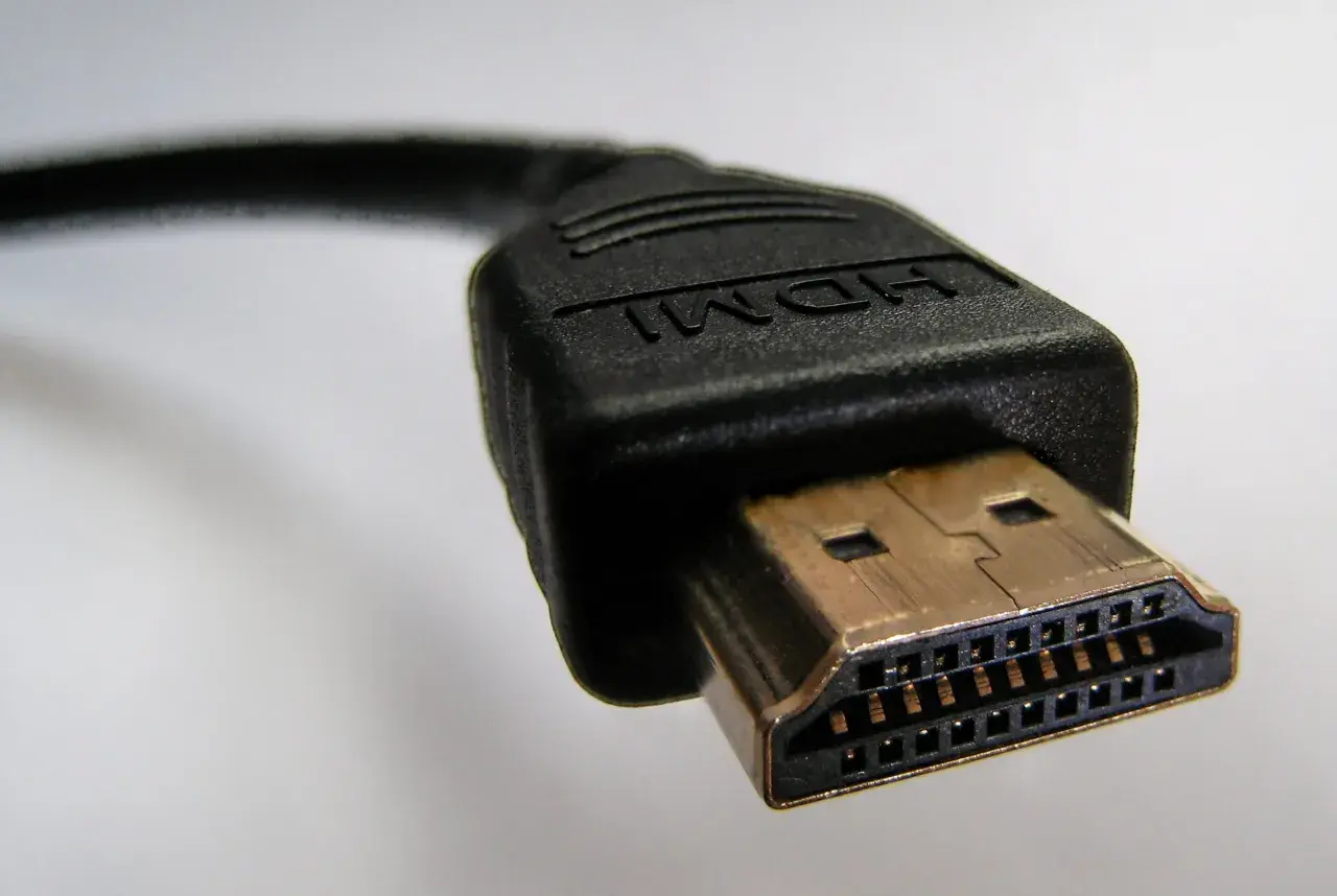 Złącze HDMI, gotowe do podłączenia, by przesyłać obraz i dźwięk.