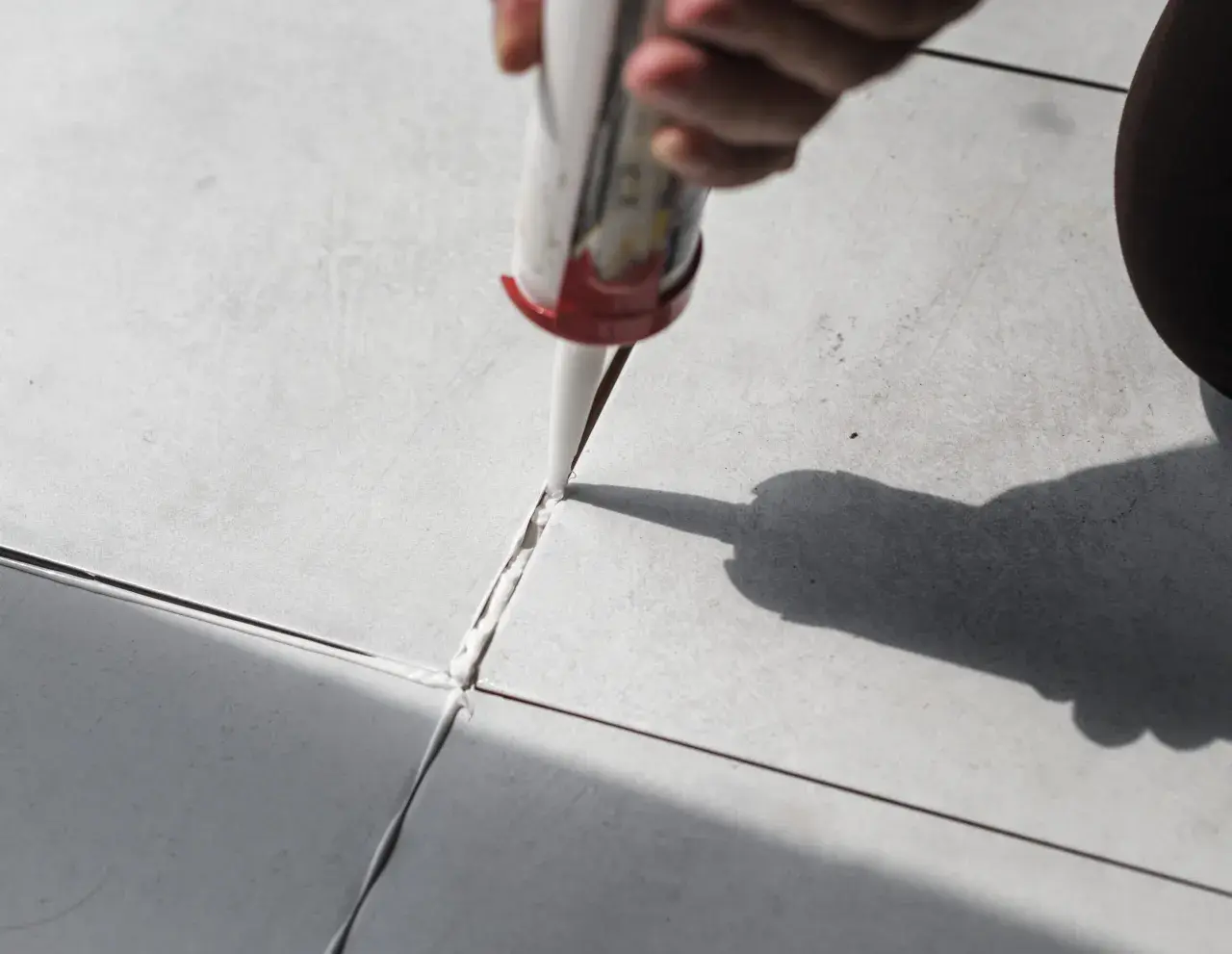 Ile schnie silikon sanitarny? Sprawdź, co wpływa na czas schnięcia