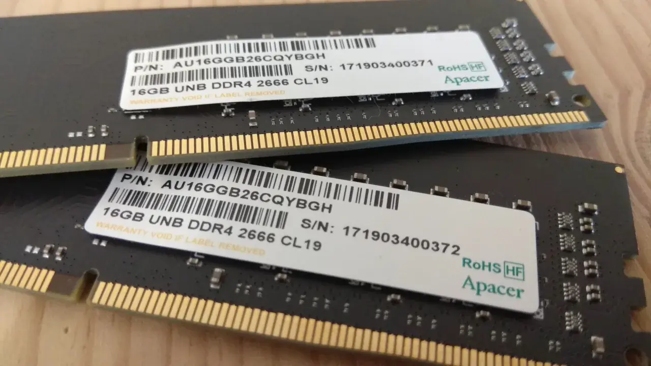 Dwa moduły pamięci RAM DDR4 16GB Apacer, każdy z etykietą wskazującą na dual rank.