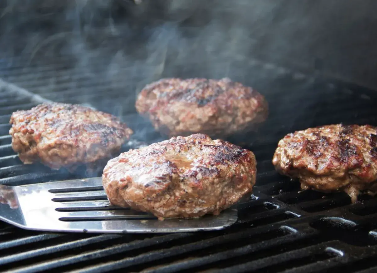 Aromatyczne burgery z grilla parują, gotowe do podania.