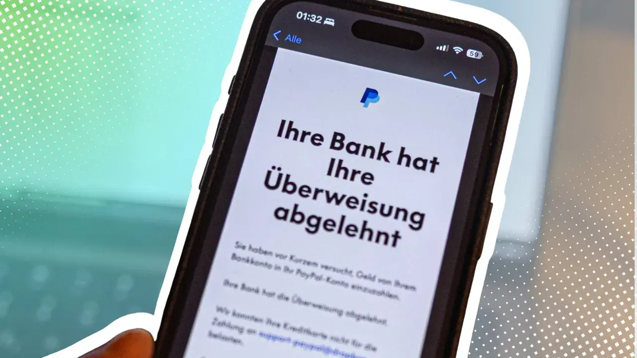 Smartphone zeigt PayPal-Nachricht: "Ihre Bank hat Ihre Überweisung abgelehnt". Ärgerlich, wenn die Zahlung fehlschlägt.