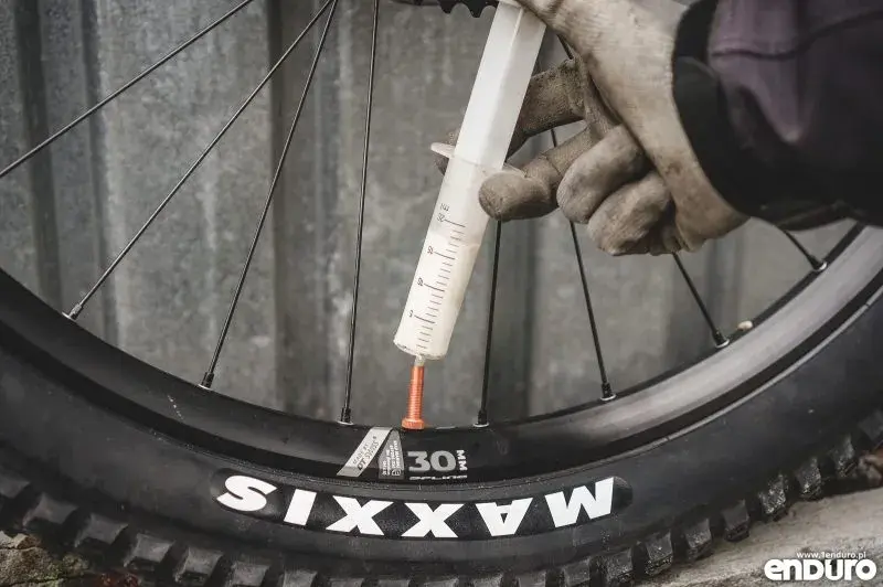 Opony bezdętkowe (tubeless): Co to znaczy? Pełny przewodnik!