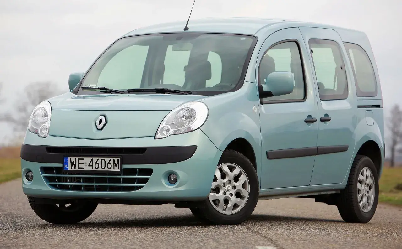 Przód błękitnego Renault Kangoo, gotowego do wymiany żarówki.