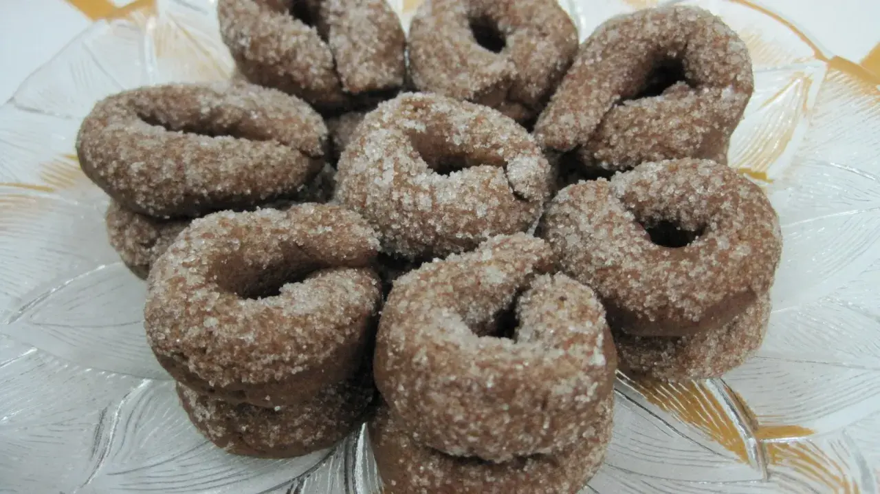 Tarallini al vino rosso, dolcetti croccanti ricoperti di zucchero, invitano a un assaggio.