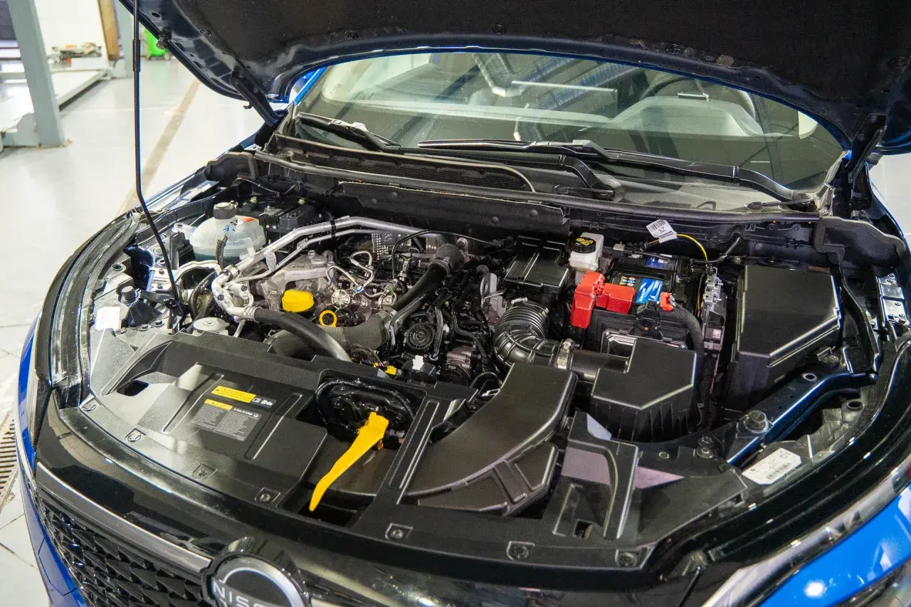 Silnik Nissana Qashqai, idealny do montażu instalacji gazowej. Widać turbosprężarkę i elementy układu dolotowego.