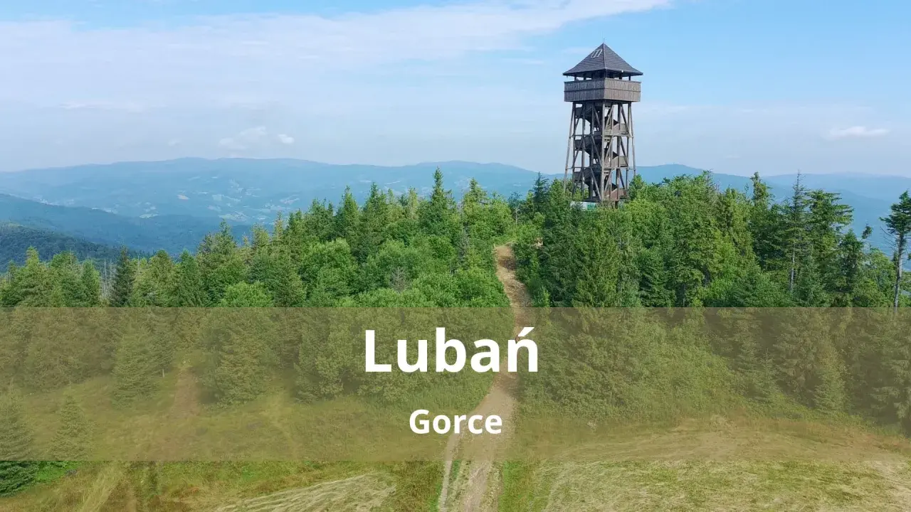 Wieża widokowa na szczycie Lubania w Gorcach, otoczona lasem, z widokiem na pasma górskie.