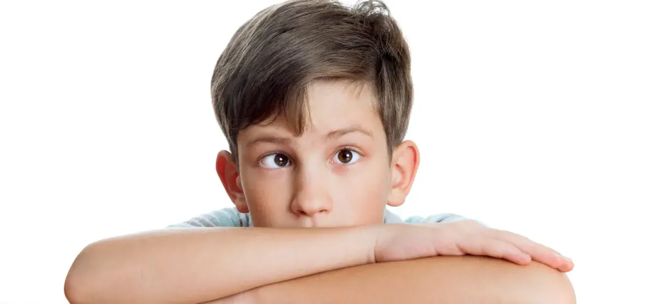 Niño de 3 a 4 años con estrabismo, sus ojos miran en direcciones diferentes.