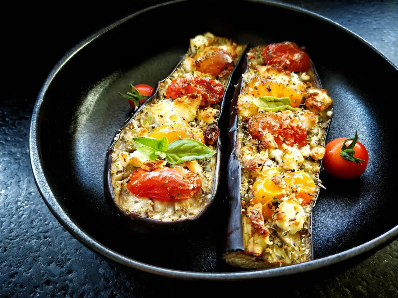 Aubergines farcies au fromage et tomates, une délicieuse recette aubergine prête à être dégustée.